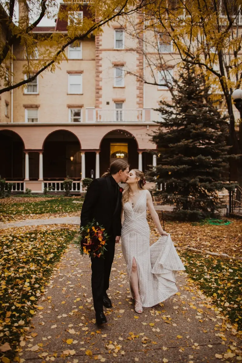 hotel-colorado-courtyard-fall-wedding-kiss