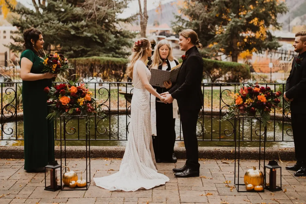 hotel-colorado-courtyard-fall-wedding