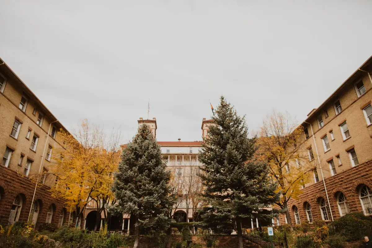 hotel-colorado-courtyard-fall