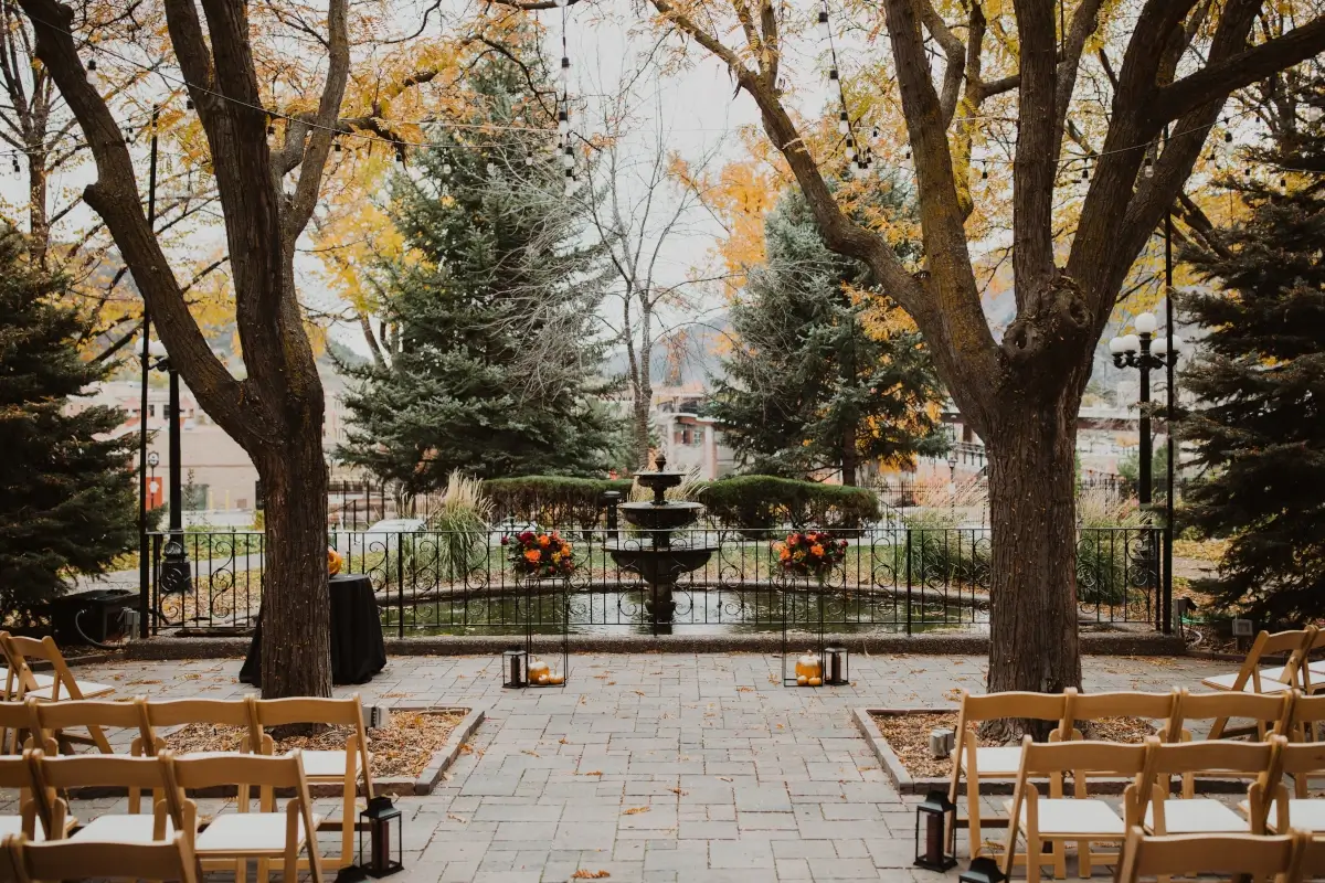 hotel-colorado-courtyard-fountain