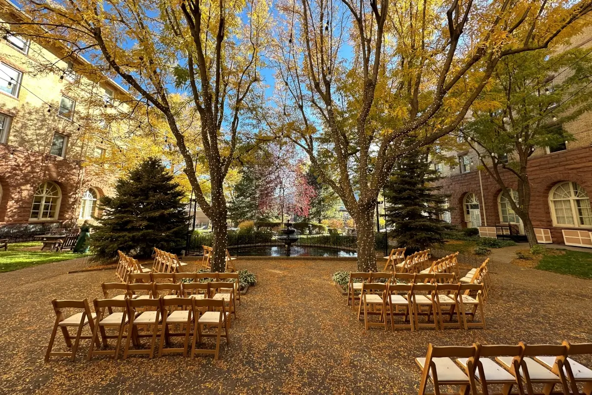 hotel-colorado-fall-courtyard-wedding